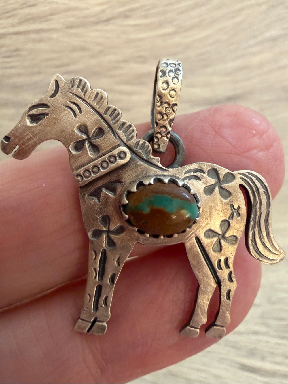 ❤️ Royston Ribbon Turquoise Hand Stamped Sterling 925 Decorative Horse Pendant - Picture 9 of 15